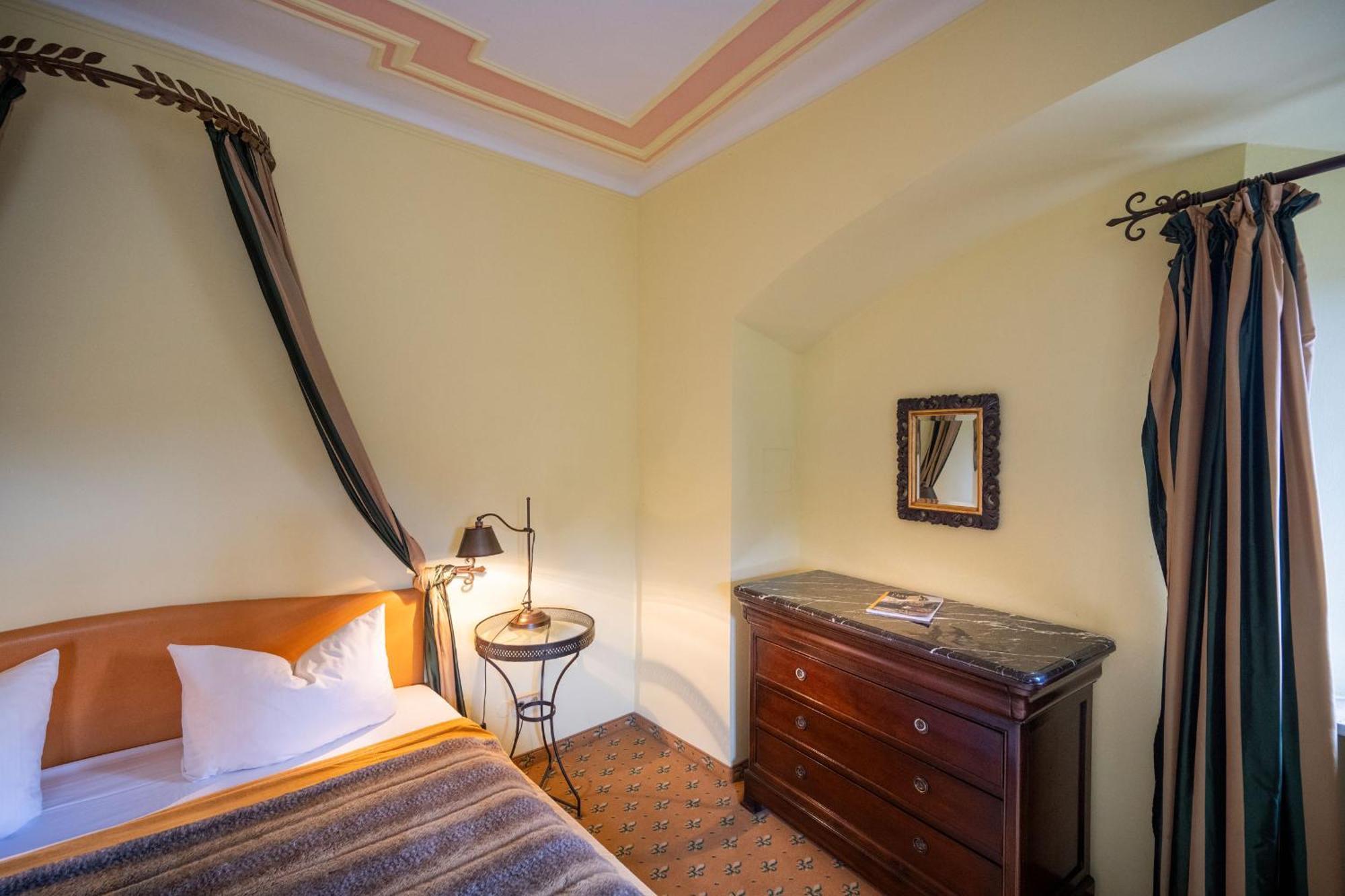 Burg Rabenstein Hotell Kirchahorn Rum bild